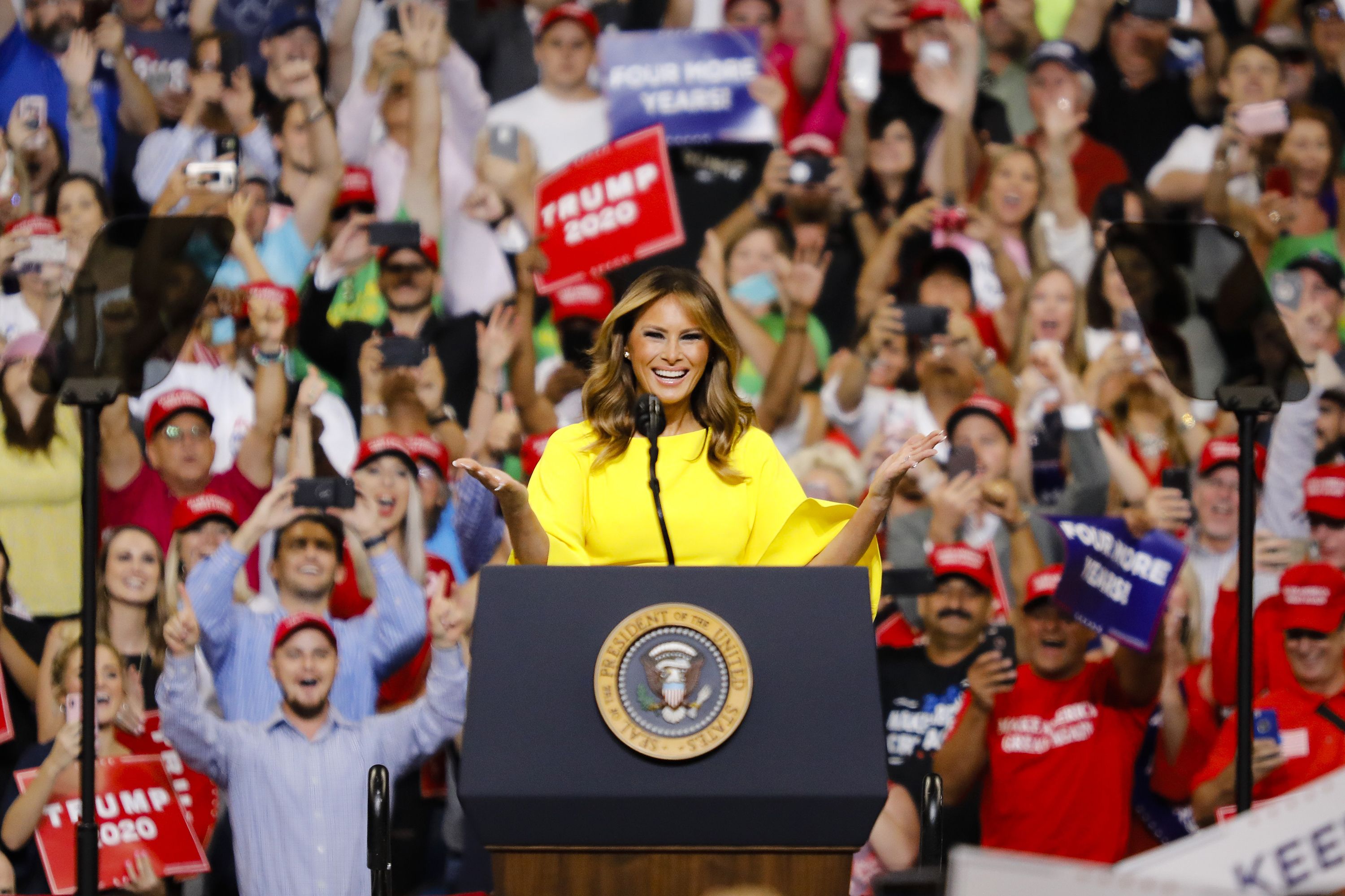 У Словенії встановили дерев'яну статую Меланії Трамп: виглядає моторошно