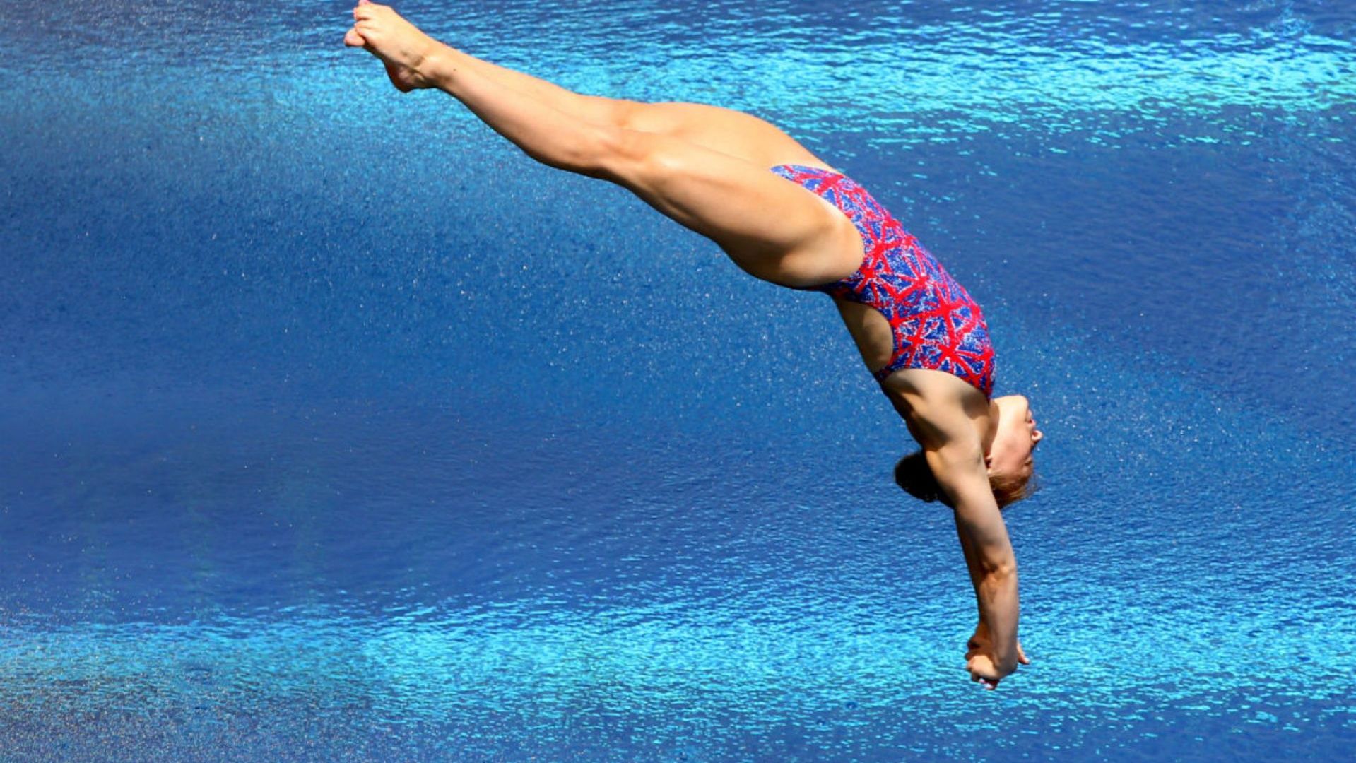 У спортсменки під час стрибка у воду випали груди з купальника: відео