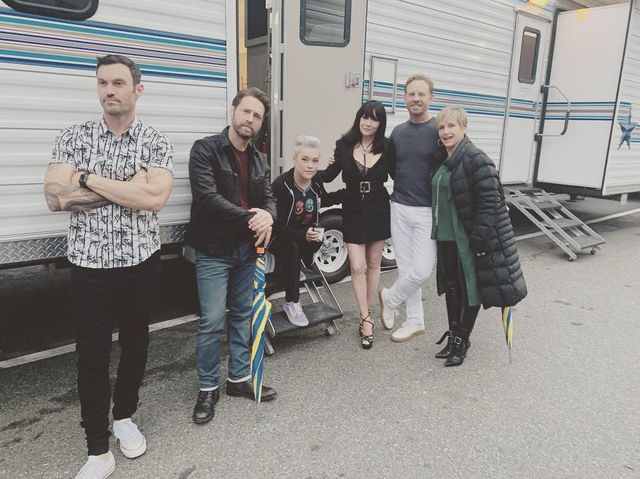 Легендарний серіал Беверлі-Хіллз повертається: з'явилися кадри зі зйомок - фото 339209