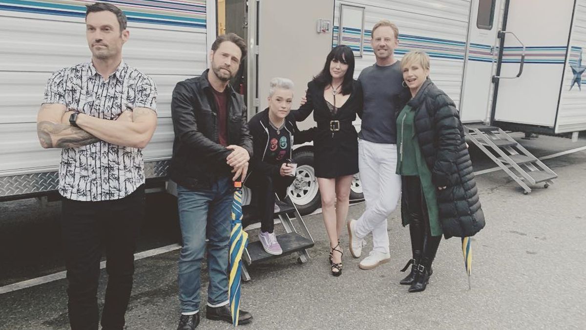 Легендарний серіал Беверлі-Хіллз повертається: з'явилися кадри зі зйомок