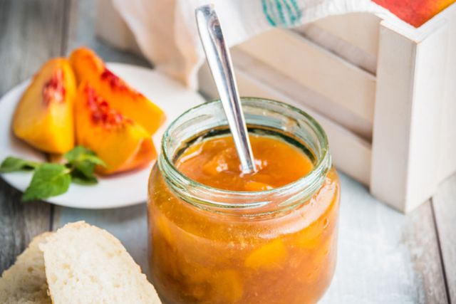 Варення з персиків: 7 смачних рецептів персикового джему з фото - фото 339256