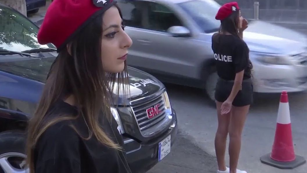 У цьому місті роздягли дівчат-поліцейських, аби залучити туристів