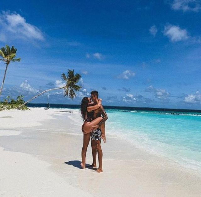 Дружина екс-динамівця підірвала мережу пружними сідницями - фото 339647