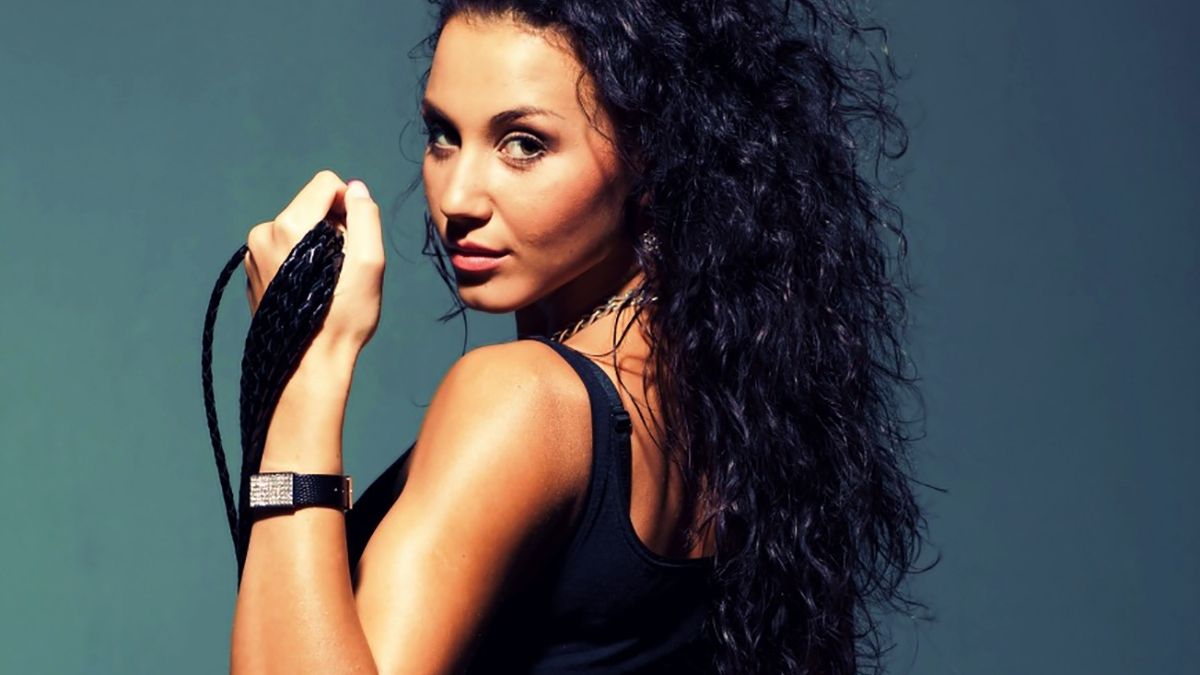 Ця леді полюбляє хизуватися своєю засмагою - фото 1