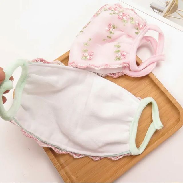 Як гадаєте, куди треба надівати ці мережива? - фото 339713