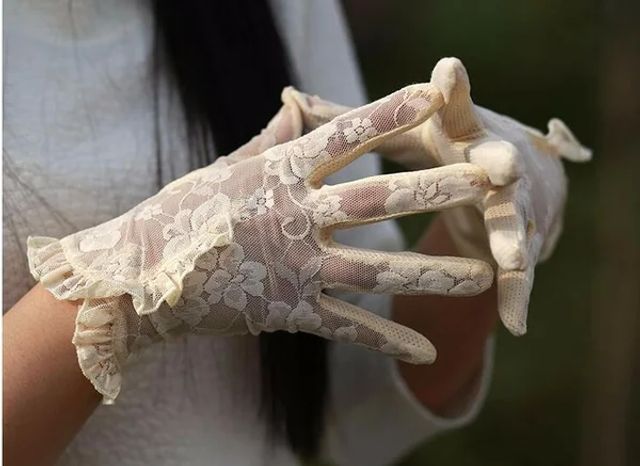 Як гадаєте, куди треба надівати ці мережива? - фото 339715