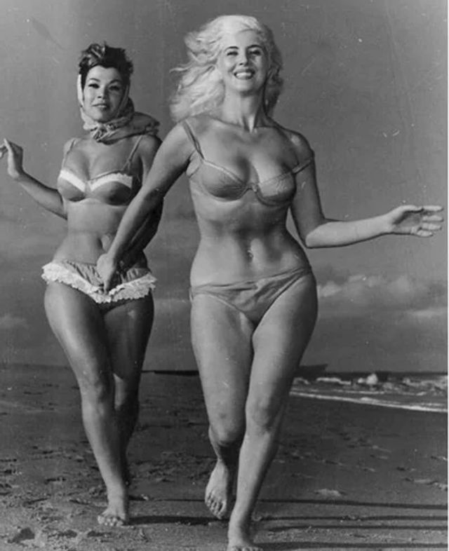 Як гадаєте, куди треба надівати ці мережива? - фото 339716