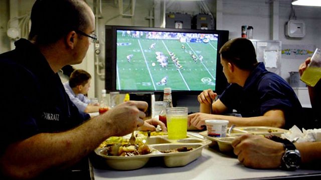 Чому некорисно їсти перед телевізором- фото 339720