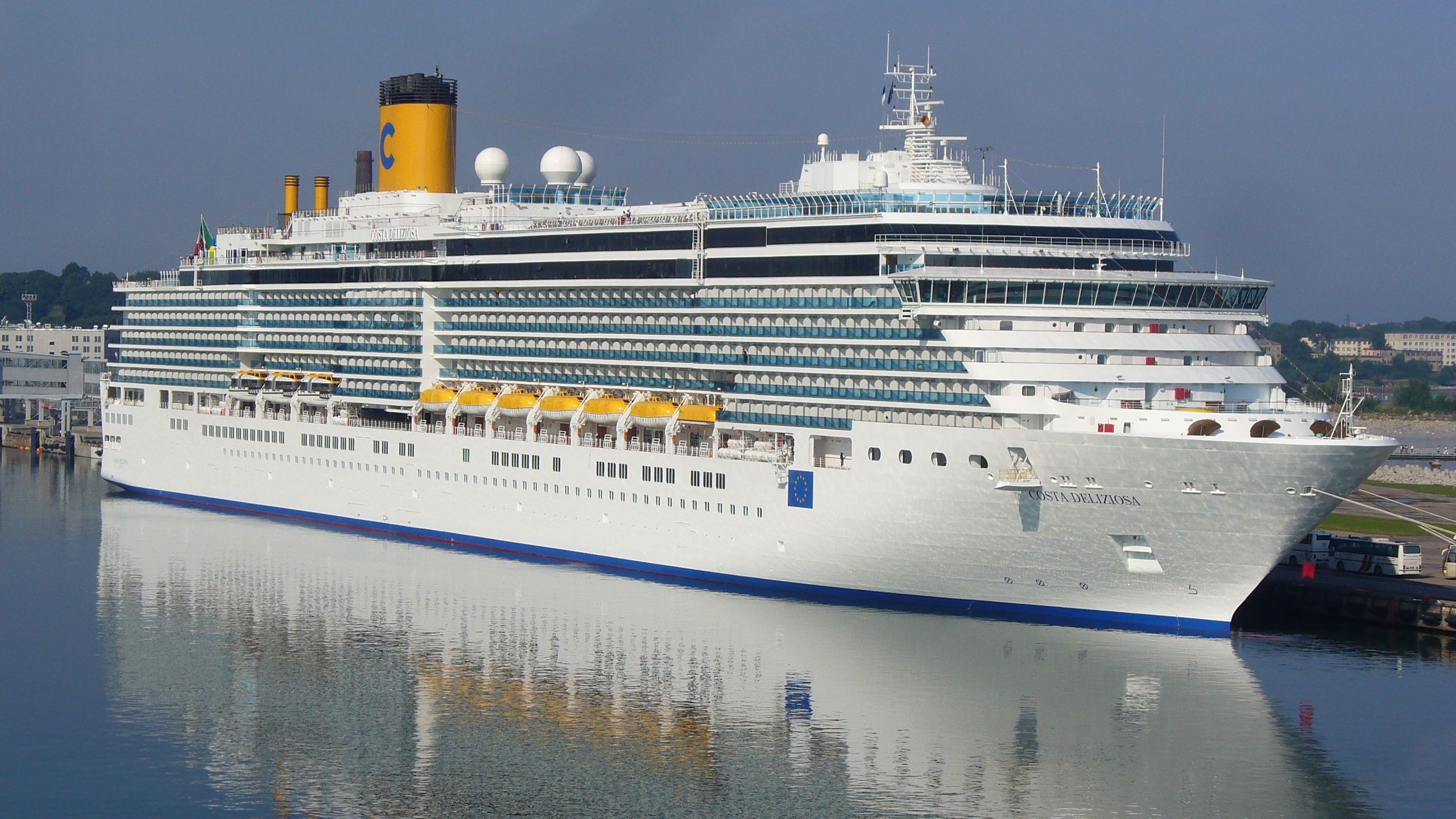 В Італії величезний круїзний лайнер ледь не розчавив кафе: екстремальне відео