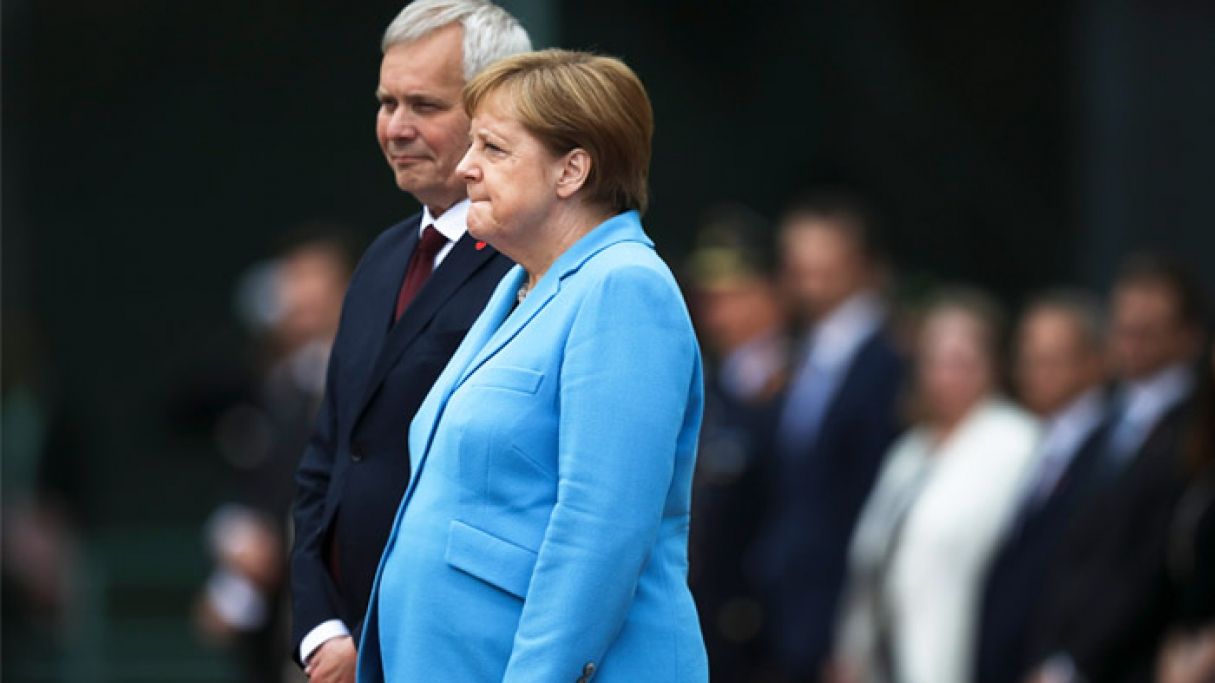 Стало відомо, що шепотіла Ангела Меркель під час нападу тремтіння