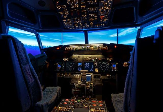 Відчуй себе пілотом: у кімнаті японського готелю встановили повнорозмірний авіасимулятор - фото 340318