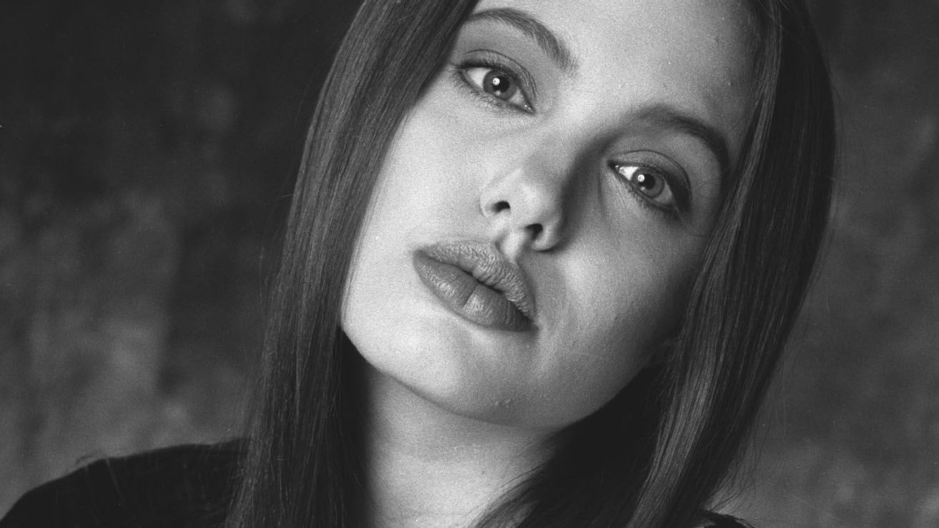 Анджеліна Джолі потішила шанувальників архівних знімком