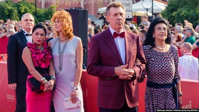 Одеський кінофестиваль 2019: найзашкварніші образи зірок на червоній доріжці - фото 340590