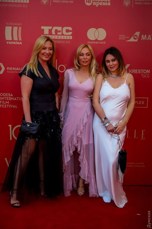 Одеський кінофестиваль 2019: найзашкварніші образи зірок на червоній доріжці - фото 340591