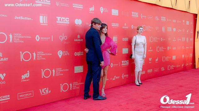 Одеський кінофестиваль 2019: найзашкварніші образи зірок на червоній доріжці - фото 340592