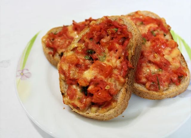 Ці бутерброди з'їдають за 1 хвилину: крутий рецепт - фото 340804