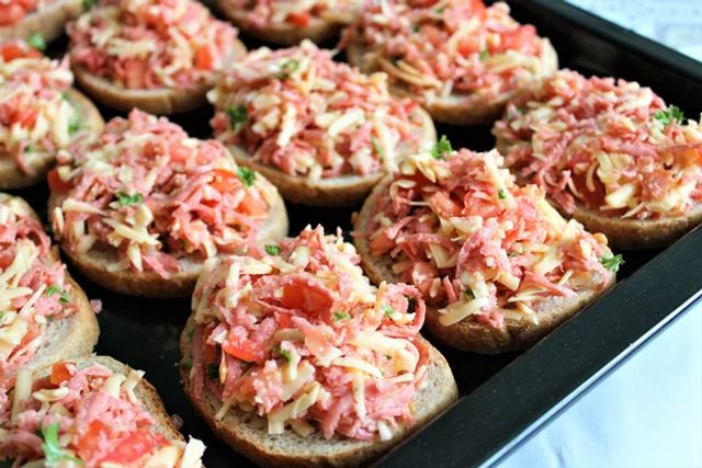 Ці бутерброди з'їдають за 1 хвилину: крутий рецепт - фото 340805