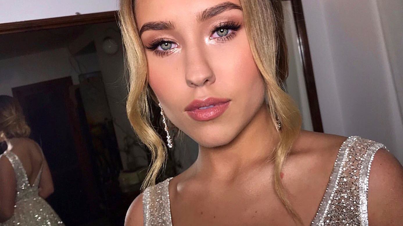 Переможниця Холостяка здивувала сміливим декольте