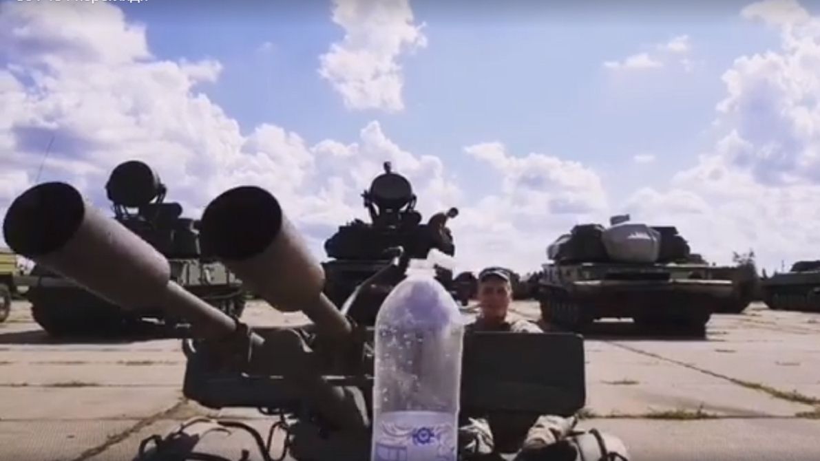 BottleCapChallenge: Військовий ЗСУ вразив трюком з відкриванням пляшки