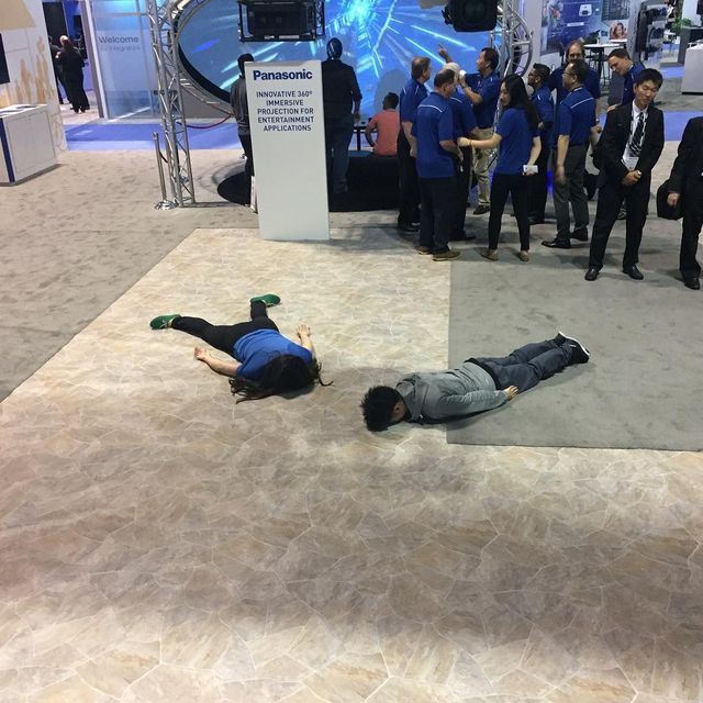 Блогерка фотографується на тлі визначних пам'яток, прикидаючись мертвою: оригінальні фото - фото 340933