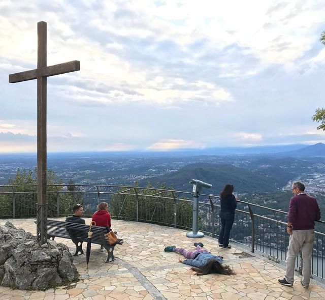 Блогерка фотографується на тлі визначних пам'яток, прикидаючись мертвою: оригінальні фото - фото 340934