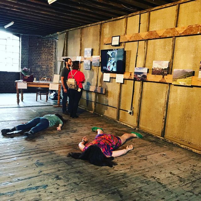 Блогерка фотографується на тлі визначних пам'яток, прикидаючись мертвою: оригінальні фото - фото 340935