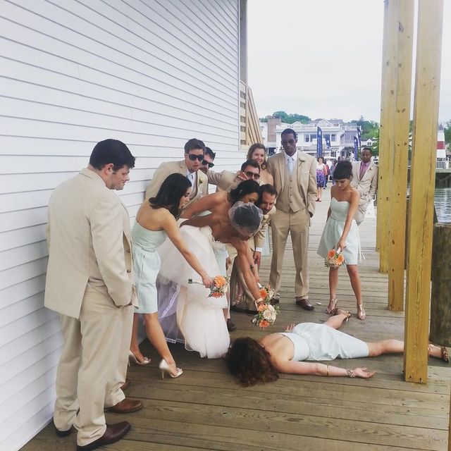 Блогерка фотографується на тлі визначних пам'яток, прикидаючись мертвою: оригінальні фото - фото 340936