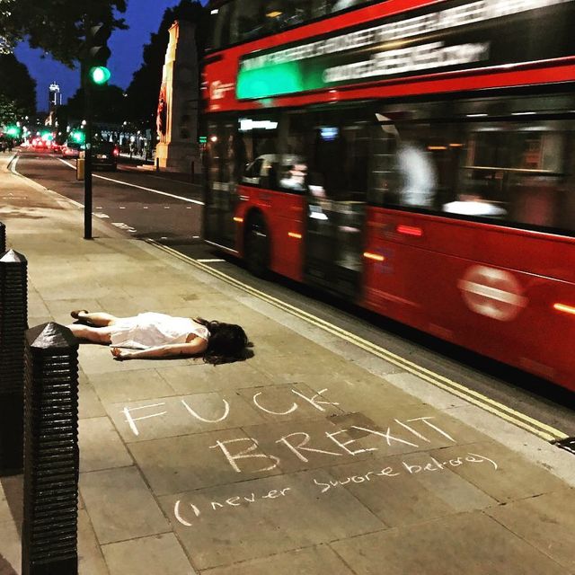 Блогерка фотографується на тлі визначних пам'яток, прикидаючись мертвою: оригінальні фото - фото 340938