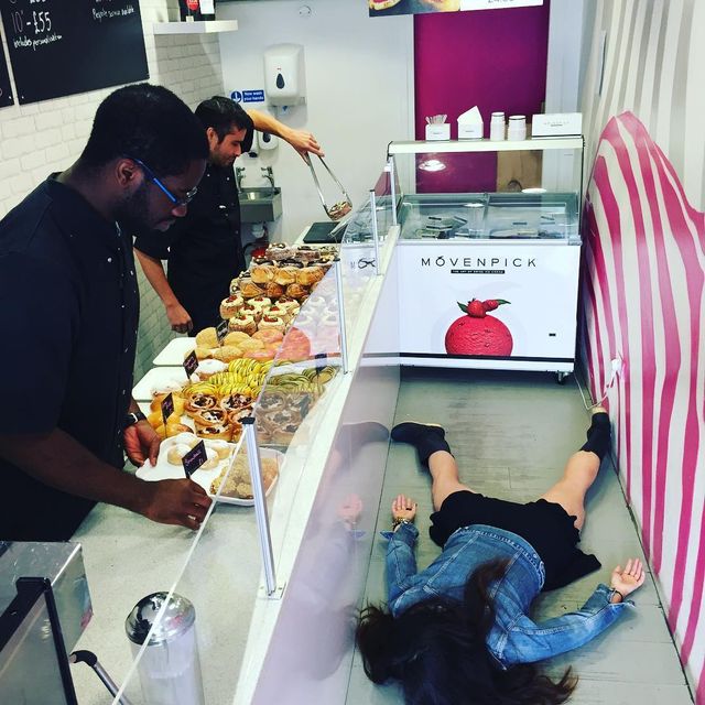 Блогерка фотографується на тлі визначних пам'яток, прикидаючись мертвою: оригінальні фото - фото 340939