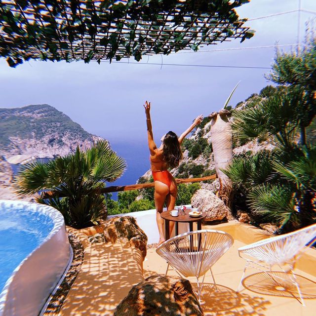 Завжди сексуальна: 38-річна супермодель захопила фото в бікіні - фото 341039