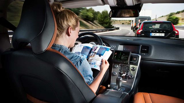 Відволікання від дороги негативно впливає на водіїв - фото 341089