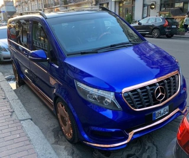 У Києві бачили незвичайний Mercedes-Maybach - фото 341211