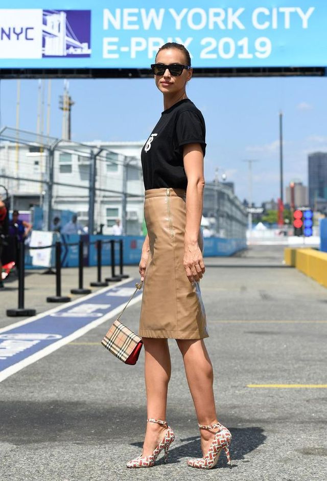 Ірина Шейк показала стрункі ноги у шкіряній спідниці - фото 341393