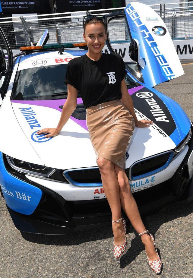 Ірина Шейк показала стрункі ноги у шкіряній спідниці - фото 341395