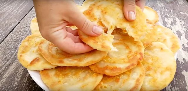 Швидкі смачні коржики за 10 хвилин на пательні - фото 341414