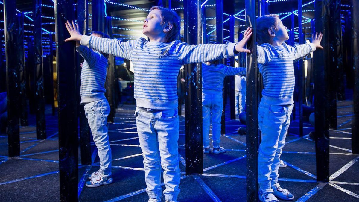 Мережу розвеселило фіаско хлопчика у дзеркальному лабіринті: кумедний ролик