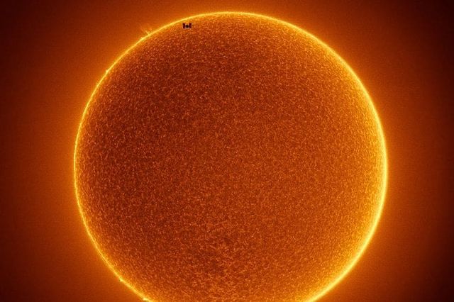 МКС на тлі Сонця - фото 341676