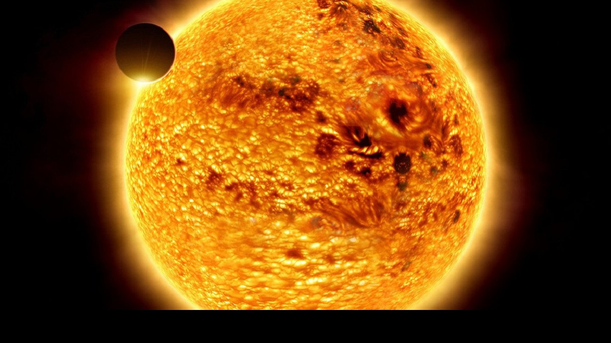 МКС сфотографували на тлі Сонця - фото 1