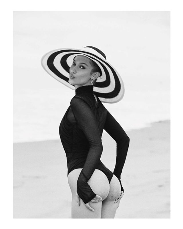 Сексуальна модель оголила сідниці на камеру - фото 341737