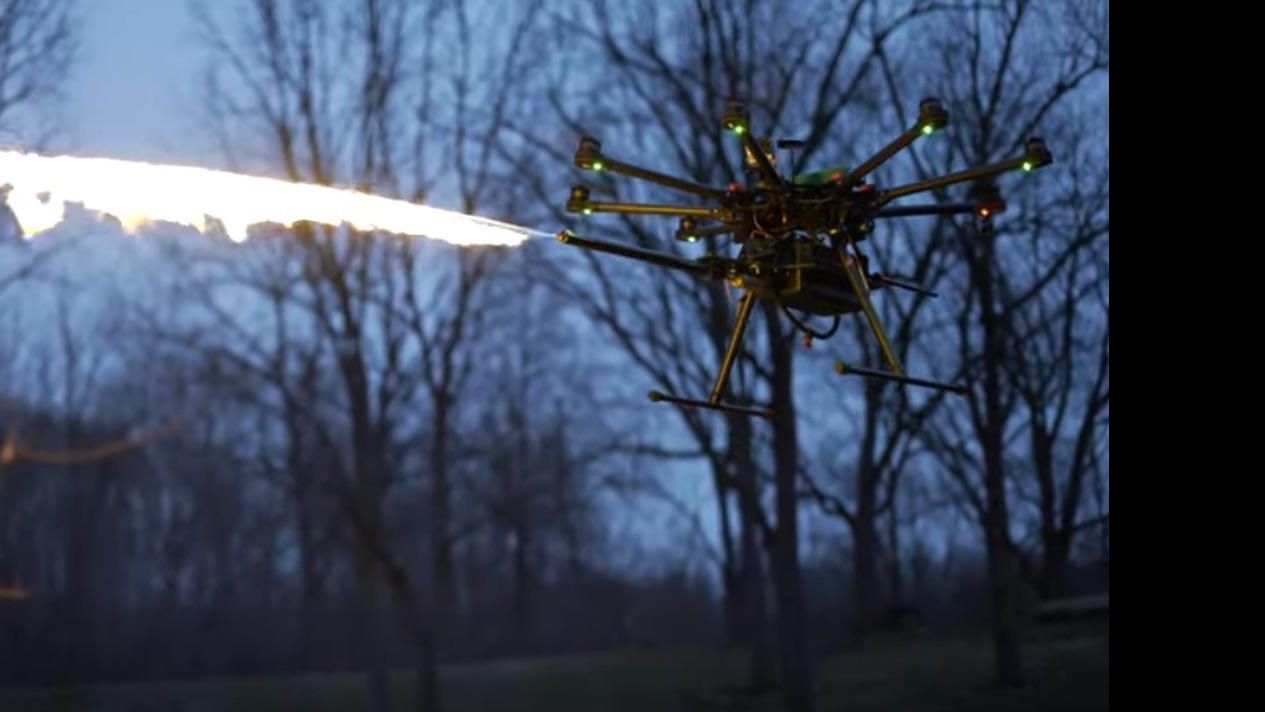 У мережі показали відео з випробуваннями дрона-вогнемета