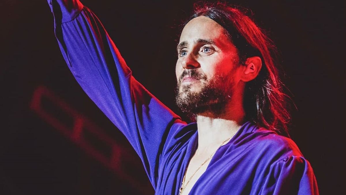 Джаред Лето влаштував міні-концерт на Пішохідному мосту в Києві: відео