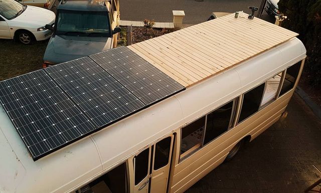 Австралійська пара мандрує світом на автобусі: яскраві фото - фото 341983