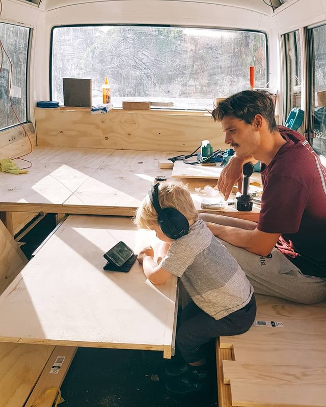 Австралійська пара мандрує світом на автобусі: яскраві фото - фото 341984