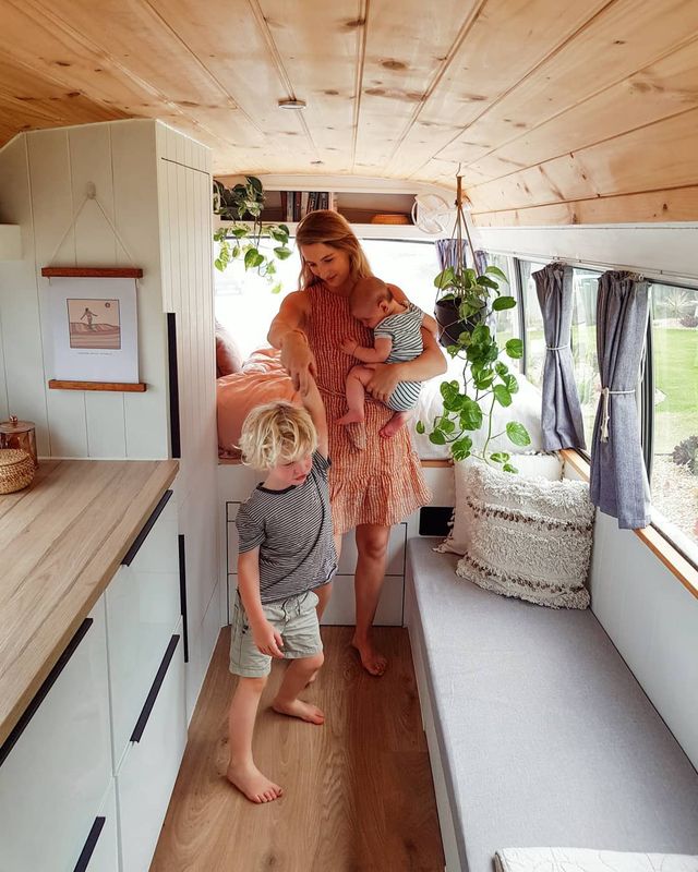 Австралійська пара мандрує світом на автобусі: яскраві фото - фото 341987