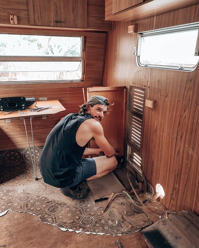 Австралійська пара мандрує світом на автобусі: яскраві фото - фото 341989