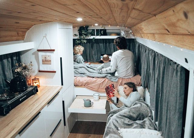 Австралійська пара мандрує світом на автобусі: яскраві фото - фото 341991