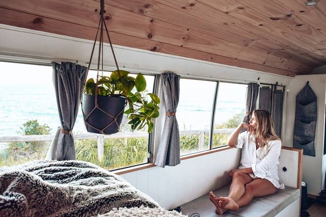 Австралійська пара мандрує світом на автобусі: яскраві фото - фото 341992