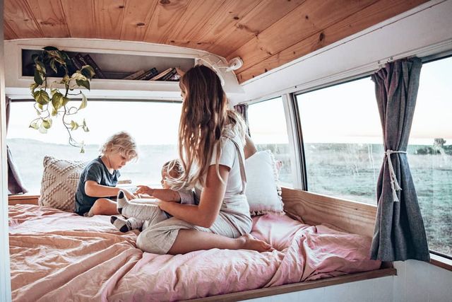 Австралійська пара мандрує світом на автобусі: яскраві фото - фото 341996