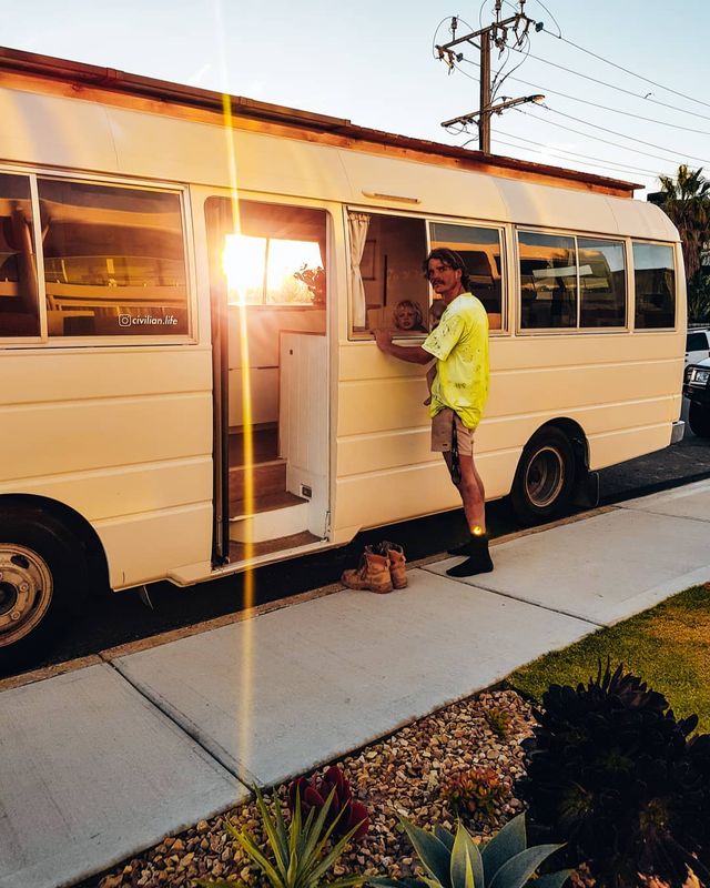 Австралійська пара мандрує світом на автобусі: яскраві фото - фото 341997