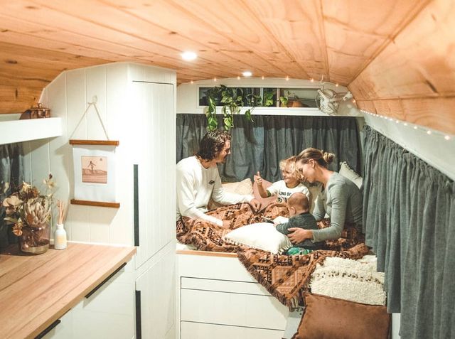 Австралійська пара мандрує світом на автобусі: яскраві фото - фото 341998